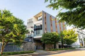 Lakefront Modern 2 BDR Apartment with 2 Parking Kingston